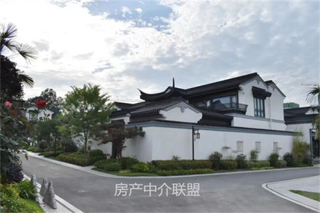 龙源公寓带车库和附房3室2厅1卫152㎡